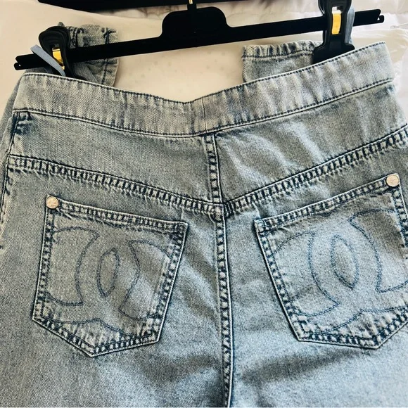 CHANEL Jeans (Like New)